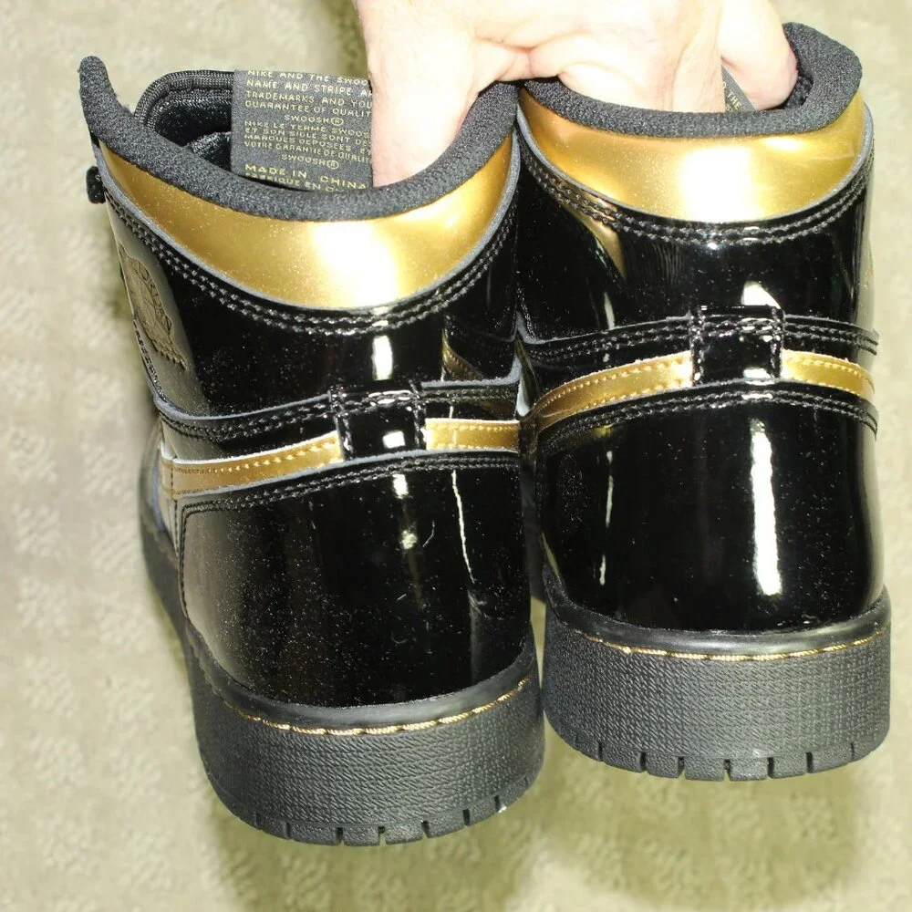 New IOB Jordan Boy's Size 6.5Y/ Women's 8 Black Patent Gold High Top Sneakers